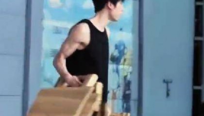 长沙一麻辣烫店因帅气店员走红，店主澄清：不是985金融专业大学生，更不是我儿子