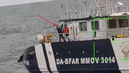 黄岩岛交锋,中方这次没客气:菲船员耳朵被崩伤,高举白旗求饶