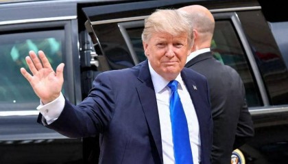 特朗普发币挑战金融界!虚拟货币一夜赚300亿,这场豪赌谁是赢家?