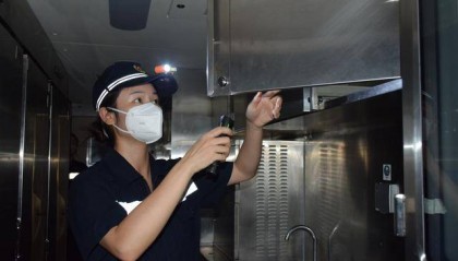 干净又安全,长沙动车所开启103列动车组“大体检”