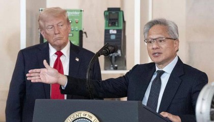 最后时刻，黄仁勋挤上飞向北京的“空军一号”