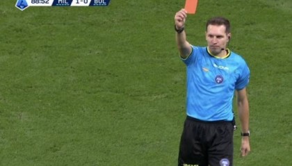 米兰遭多处争议判罚:普利西奇被拉倒+恩昆库两连倒地未判点