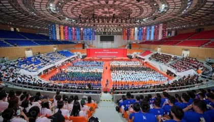 校长开学讲话:少刷小红书!避雷......