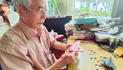 成都“飞机爷爷”折出上万架纸飞机