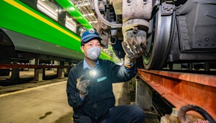 动车检修备战双节出行