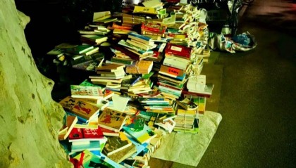 郑州一大爷街头摆摊卖书近40年,最便宜3元一本:坚持是因为其意义远大于挣钱