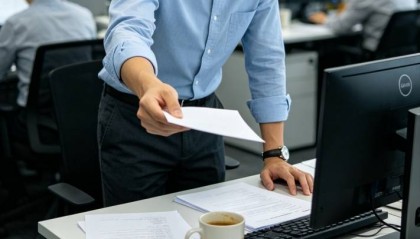 一求职者收到新公司offer后马上辞职, 入职前被通知取消录用, 瞬间无岗可上…法院判了