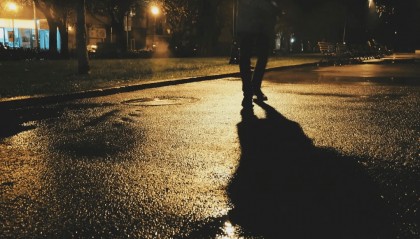 “躺赚百万”的诱惑,“职业背债人”如何成为金融黑灰产的一环?