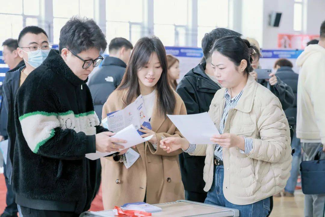 哈尔滨华德学院举办2025年春季大型供需双选会