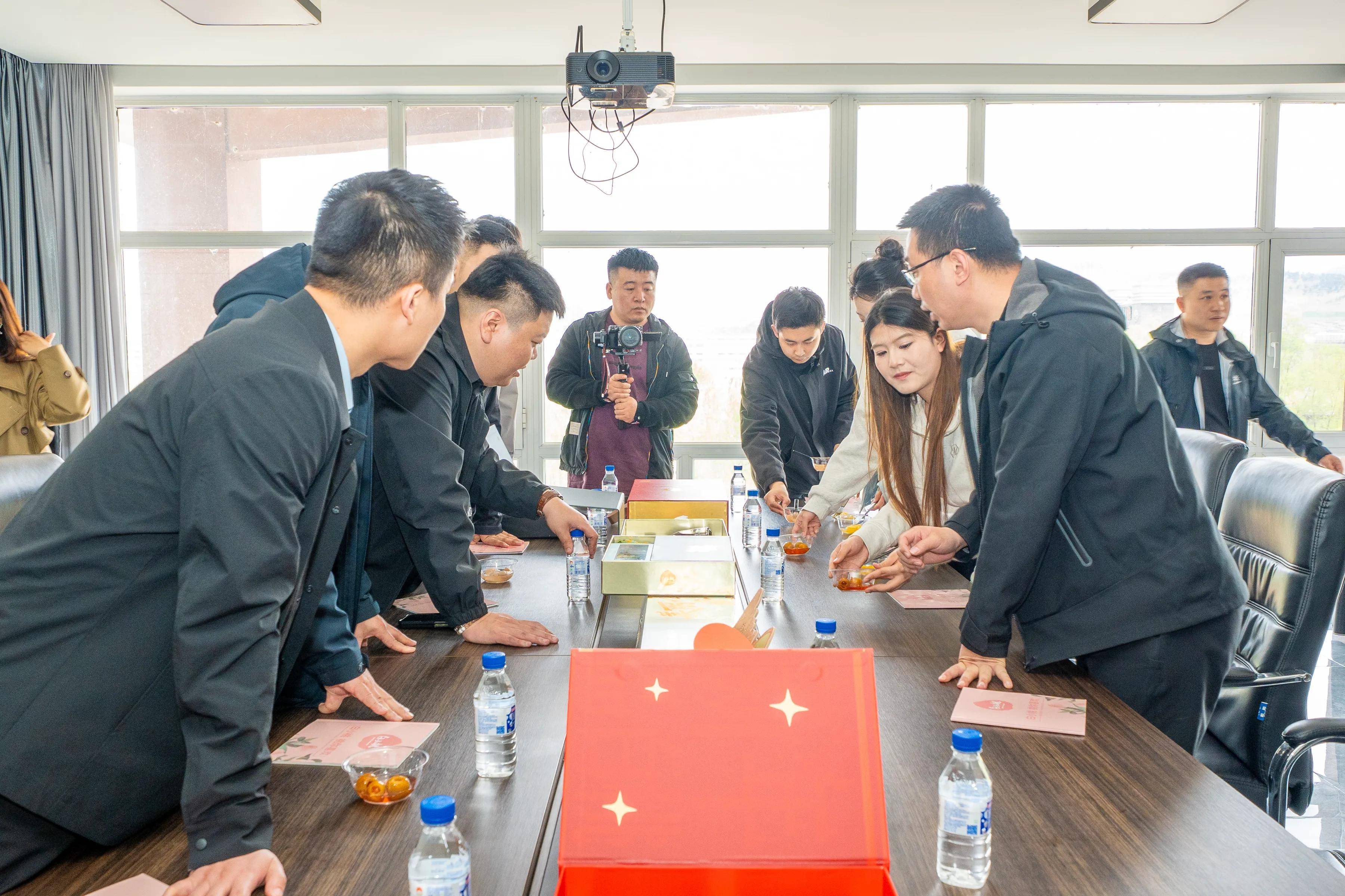 长春金融高等专科学校电商社团助力集安白桃罐头