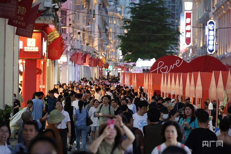厦门金融行业提振消费主题活动在百年商街中山路举办