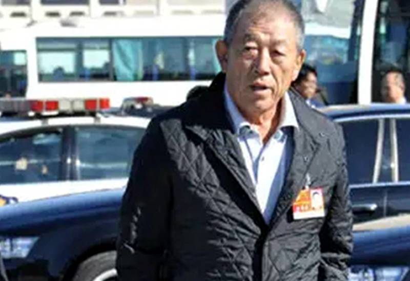 他是王震的儿子，曾任中信集团董事长，帮助中信度过亚洲金融危机