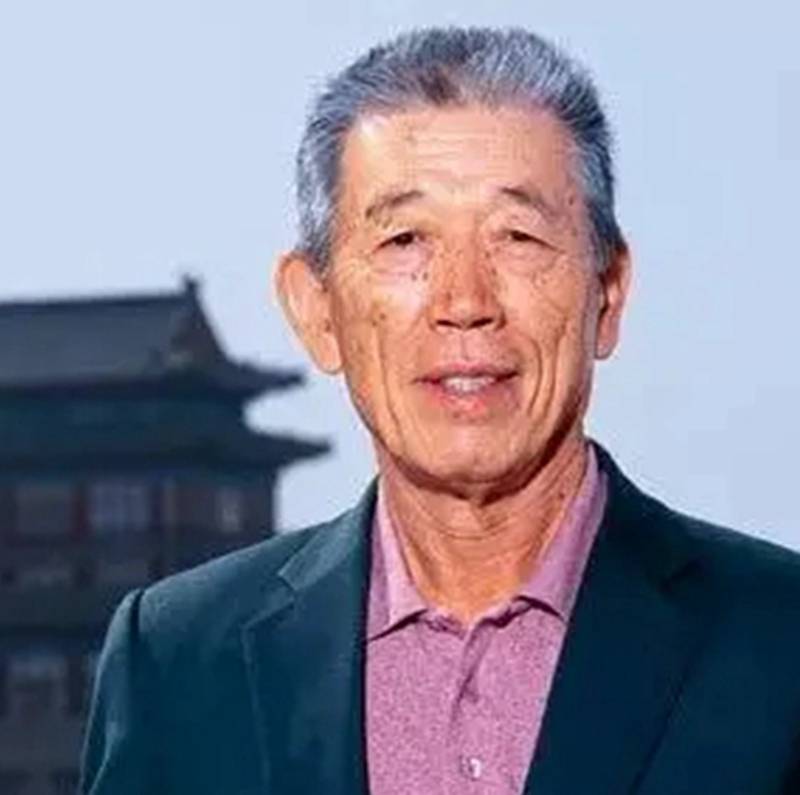 他是王震的儿子，曾任中信集团董事长，帮助中信度过亚洲金融危机