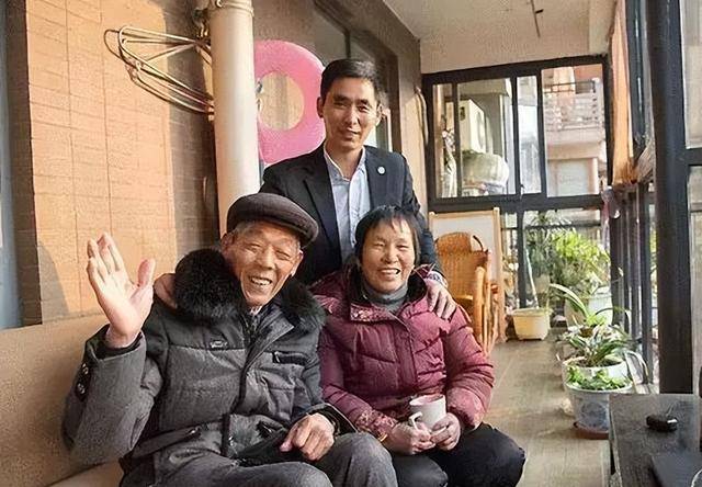 北大才子顾颐，将70岁癌症晚期父亲骗出国，88天后却“奇迹重生”