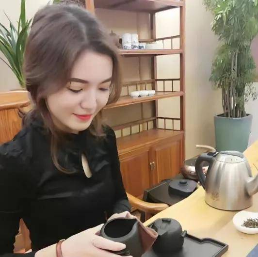 “美女CEO”林晓芸，23岁继承10亿资产，如今掌管8700亿金融帝国