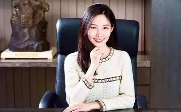 “美女CEO”林晓芸，23岁继承10亿资产，如今掌管8700亿金融帝国