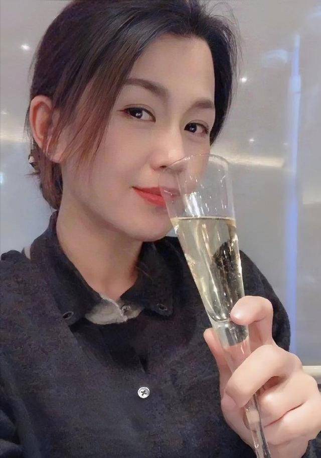 “美女CEO”林晓芸，23岁继承10亿资产，如今掌管8700亿金融帝国