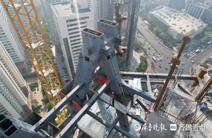 青岛航运贸易金融总部大厦转换层封顶，开创高空复杂钢构施工先河