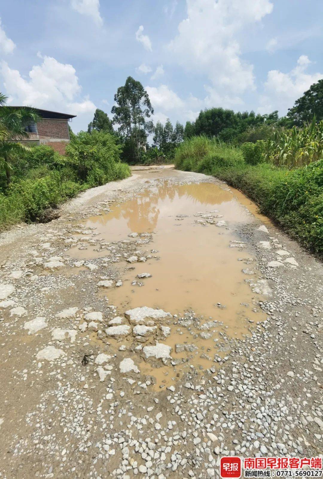 南宁一“白改黑”道路被打烂,两年多未完工!部门回应:正重新招标