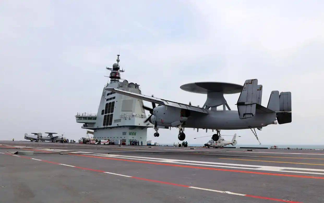 现场高清大图!一起感受舰载机弹射起飞“首秀”震撼瞬间