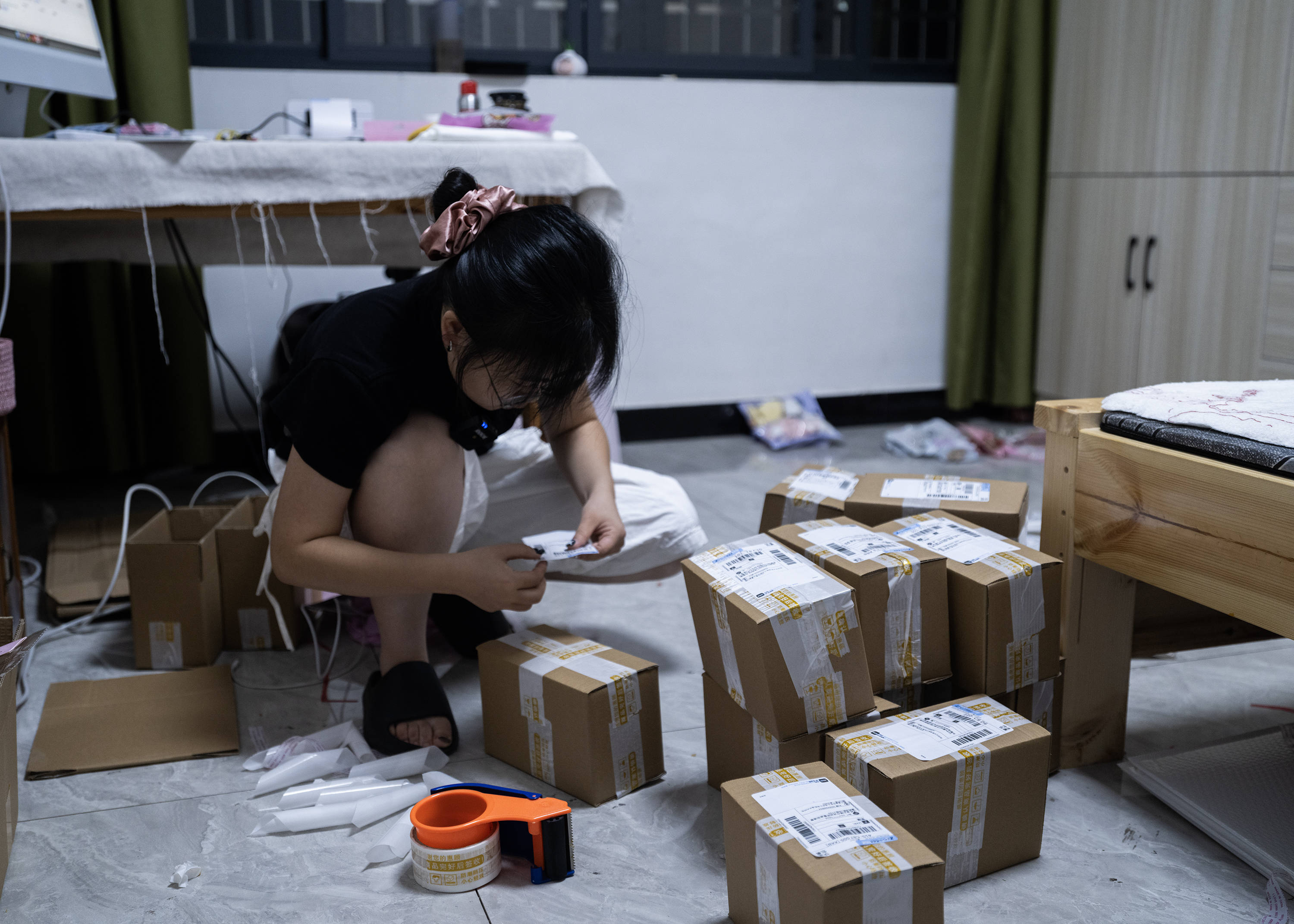 她裸辞带2万到义乌 卖玩偶衣服日入千元