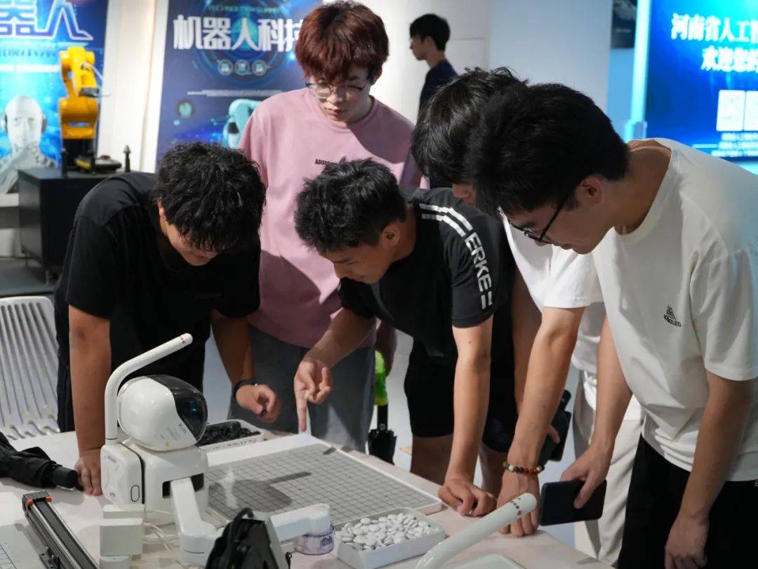 河南财政金融学院师生到展览馆开展第十六期认知实习活动