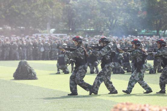 河南财政金融学院举行2025级新生开学典礼暨军训成果汇报会