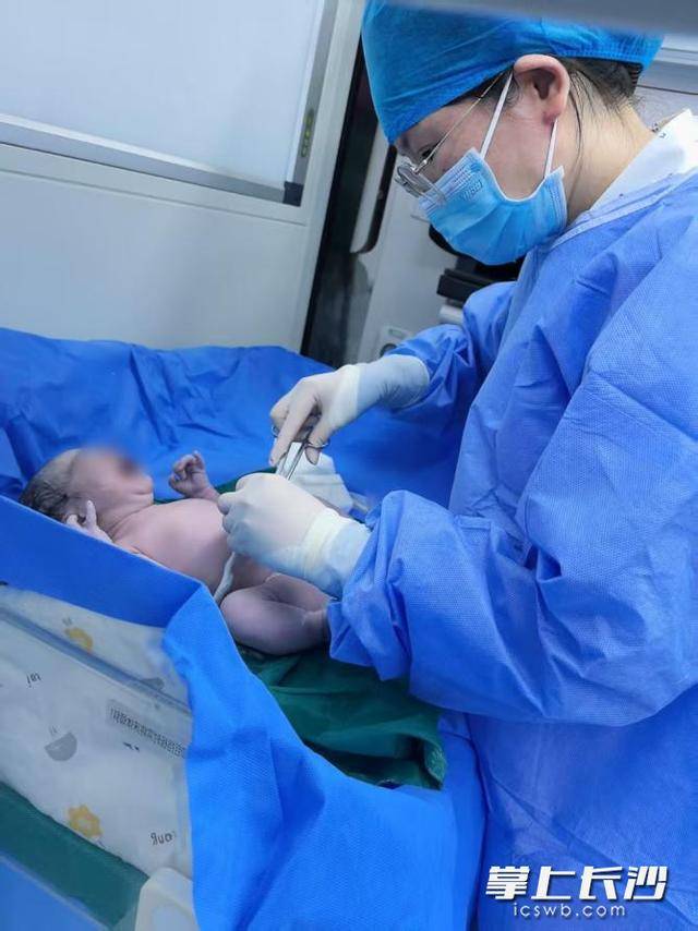 凌晨,长沙南站动车上孕妇突发分娩……