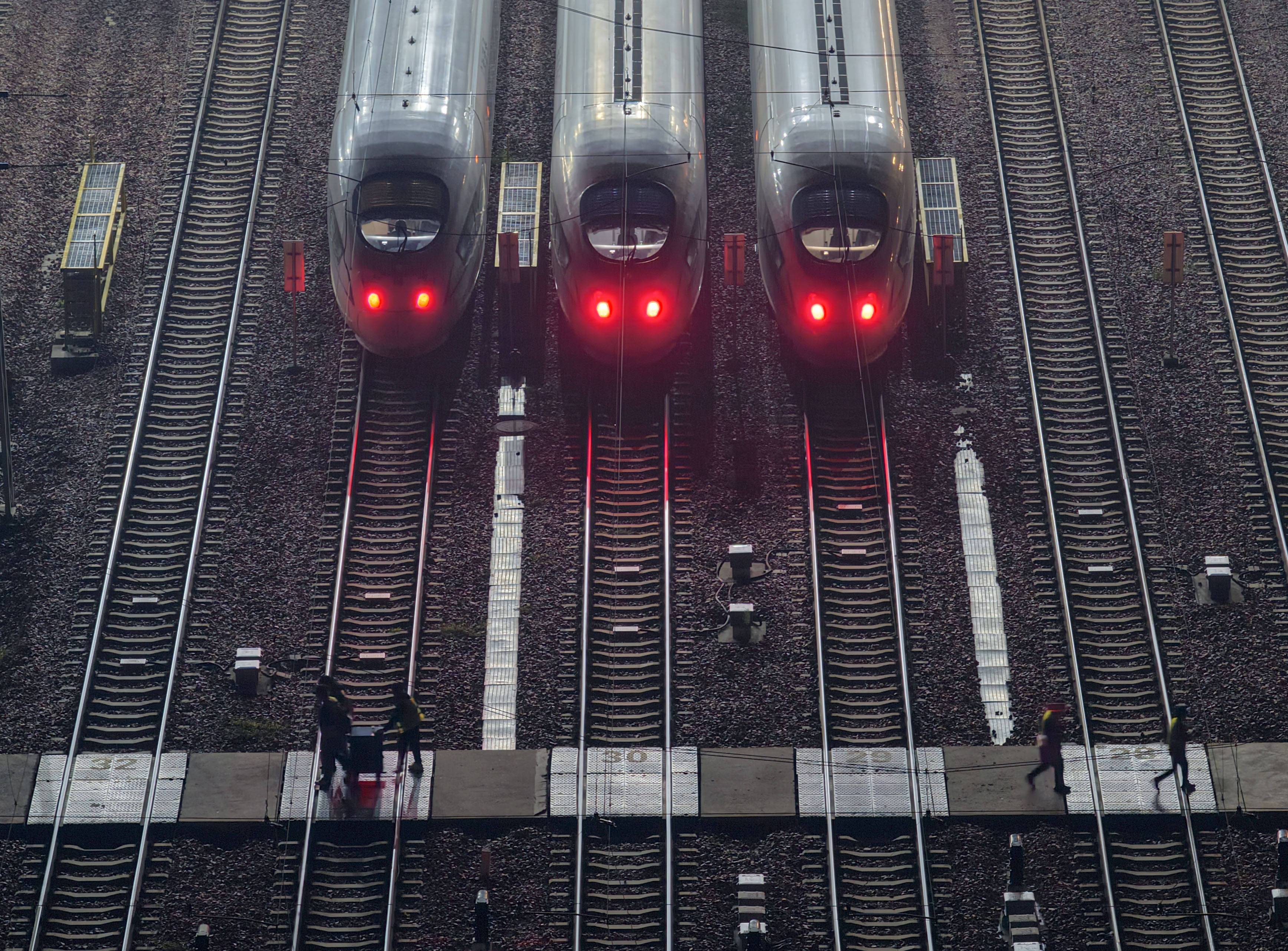 夜检动车 护航双节