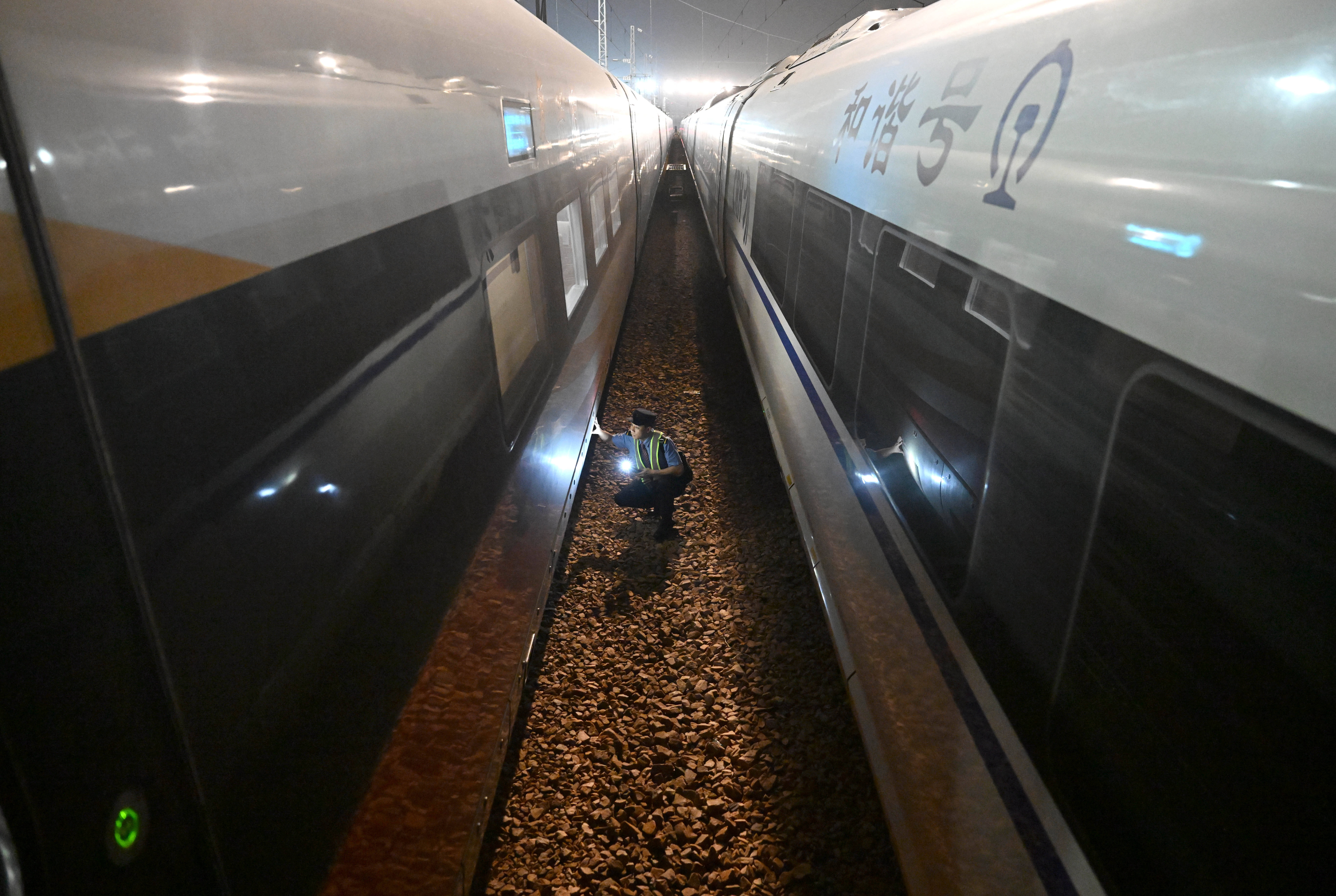 夜检动车 护航双节