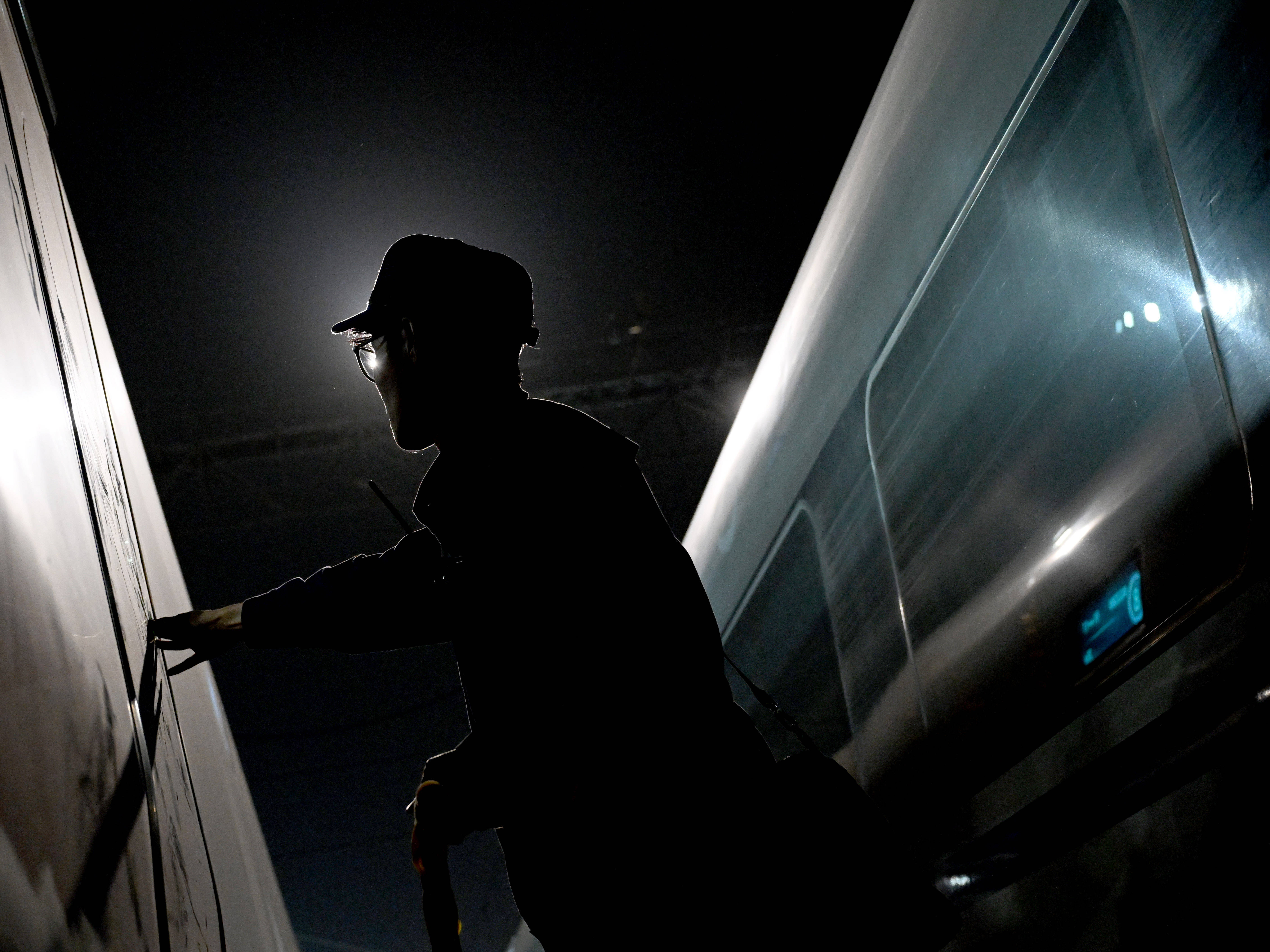 夜检动车 护航双节