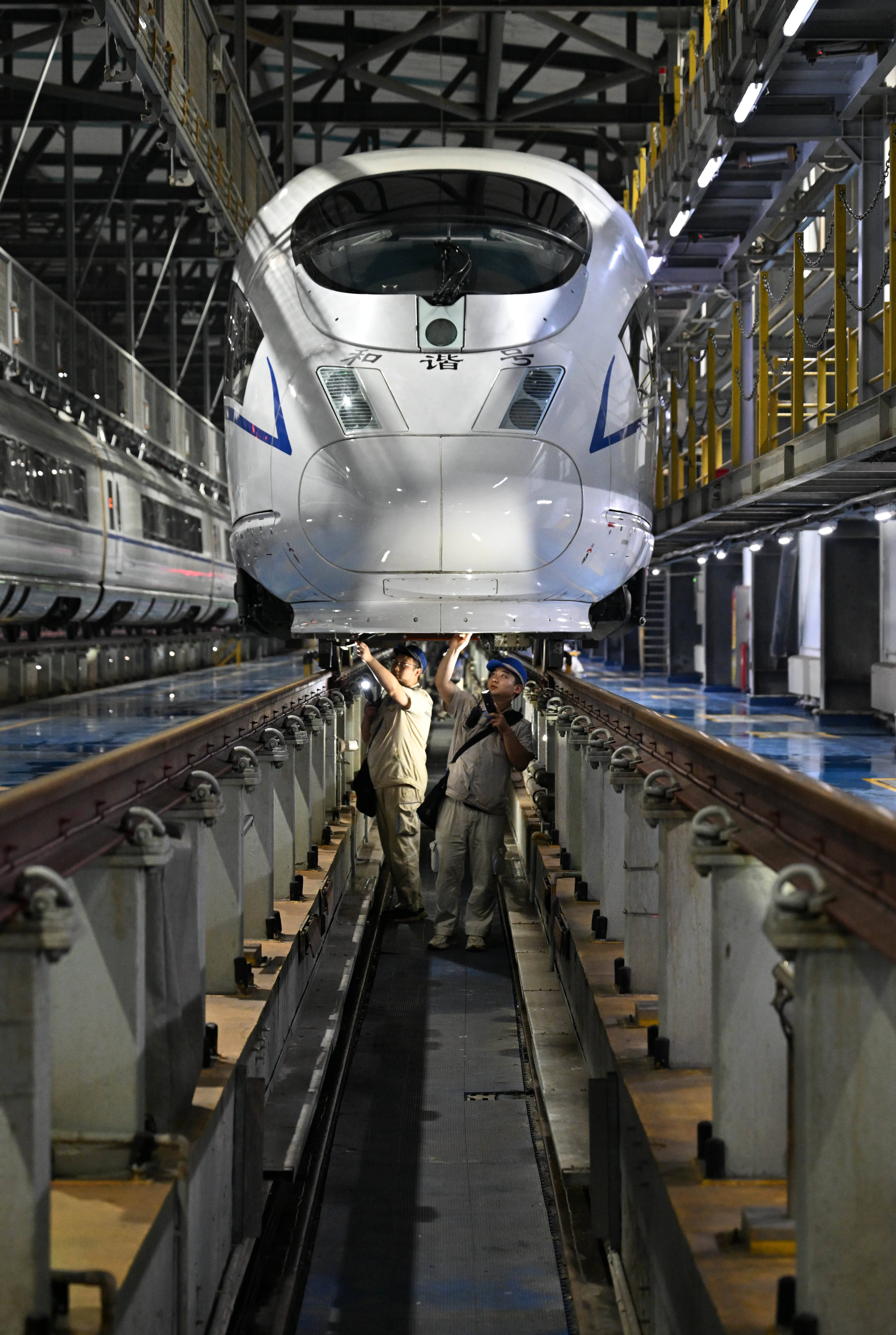 夜检动车 护航双节