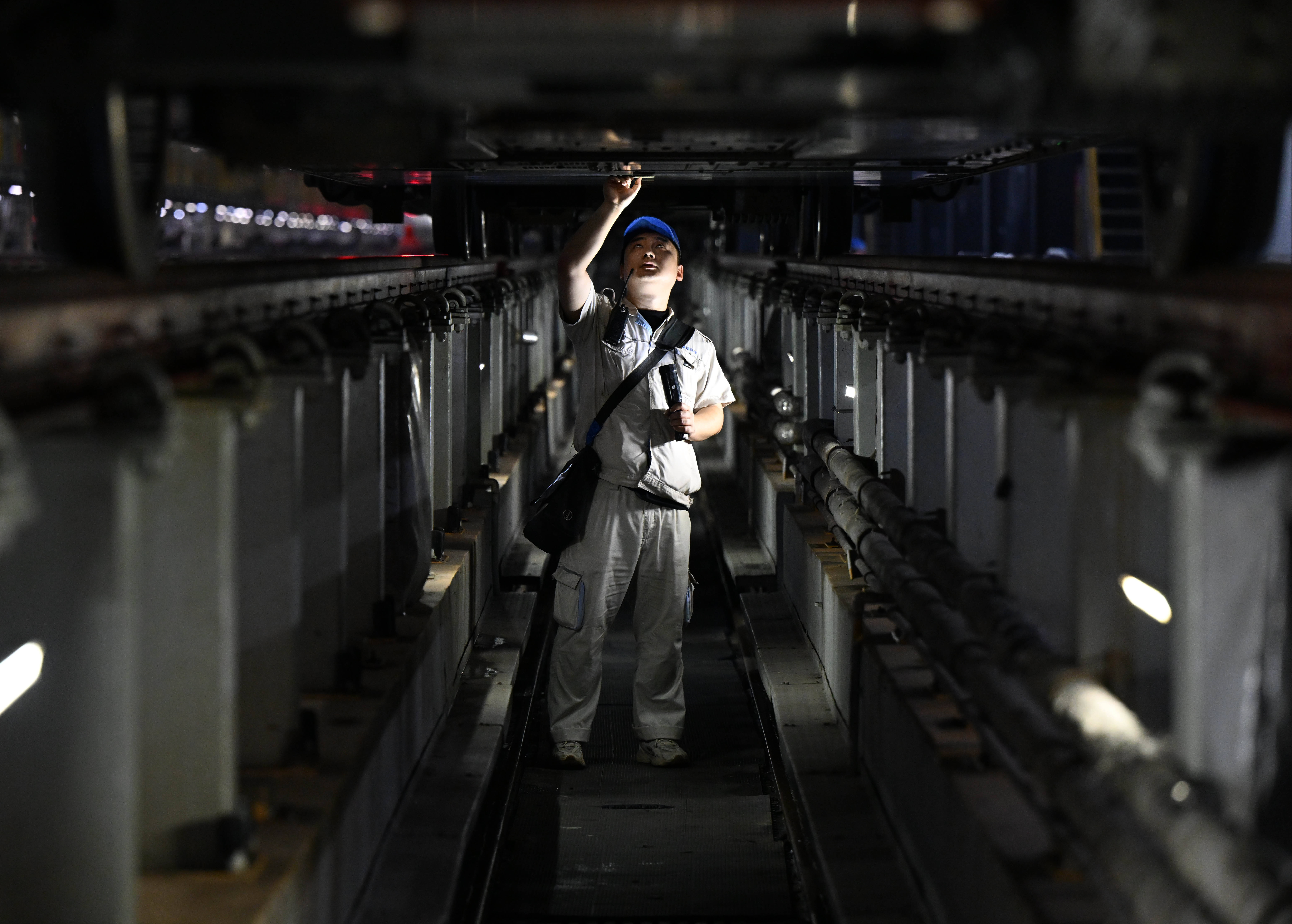 夜检动车 护航双节