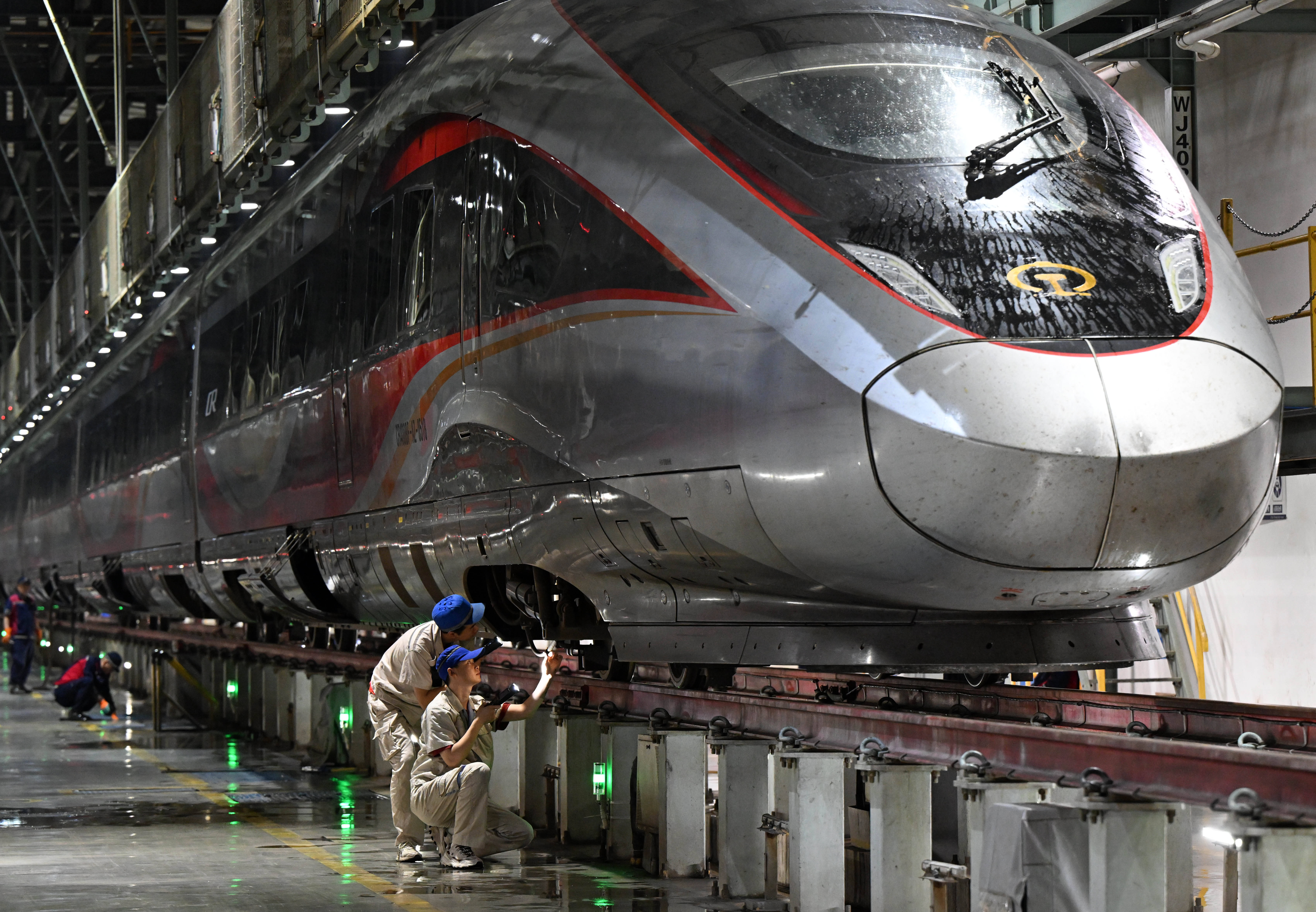 夜检动车 护航双节