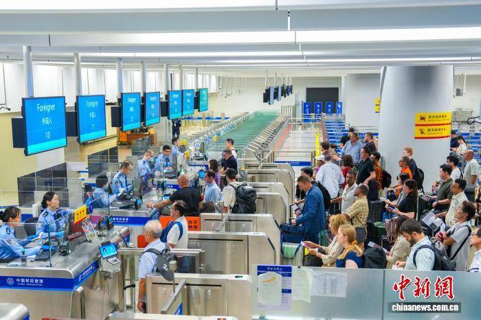 广深港高铁西九龙站口岸迎外籍客商入境高峰