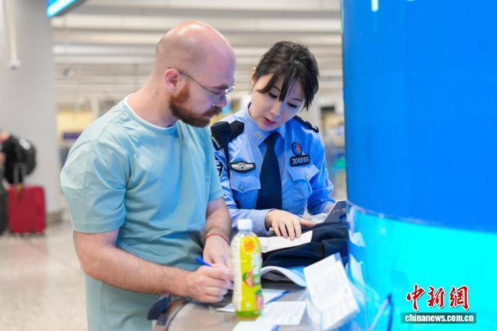 广深港高铁西九龙站口岸迎外籍客商入境高峰