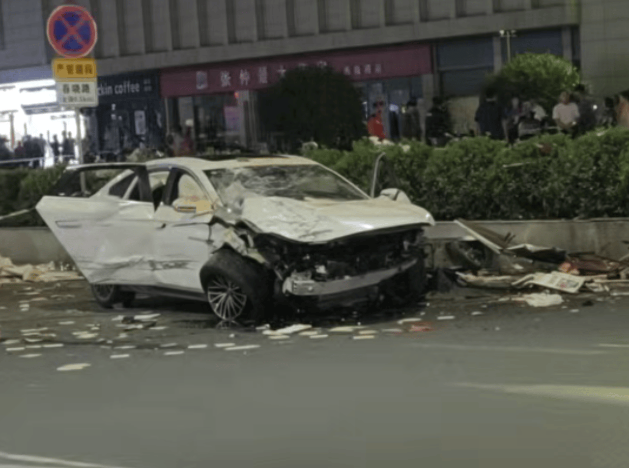 河南信阳发生交通事故，涉事车辆严重受损，警方：确有此事