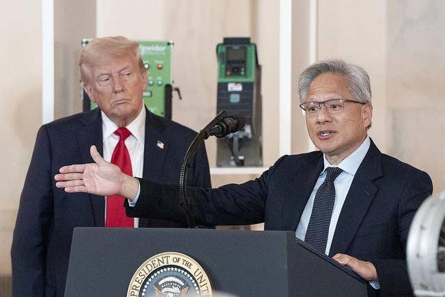 最后时刻，黄仁勋挤上飞向北京的“空军一号”