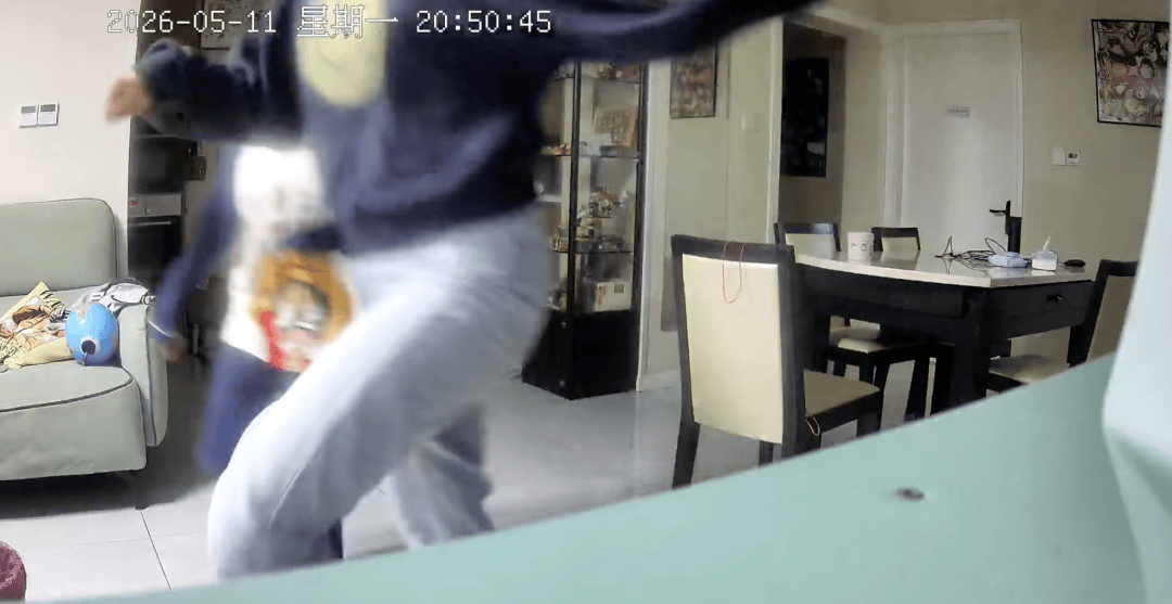 家中进蛇,上海女子吓到“跳舞”,丈夫拿纸巾就冲了过去!还有人在办公室发现1米长蛇蜕