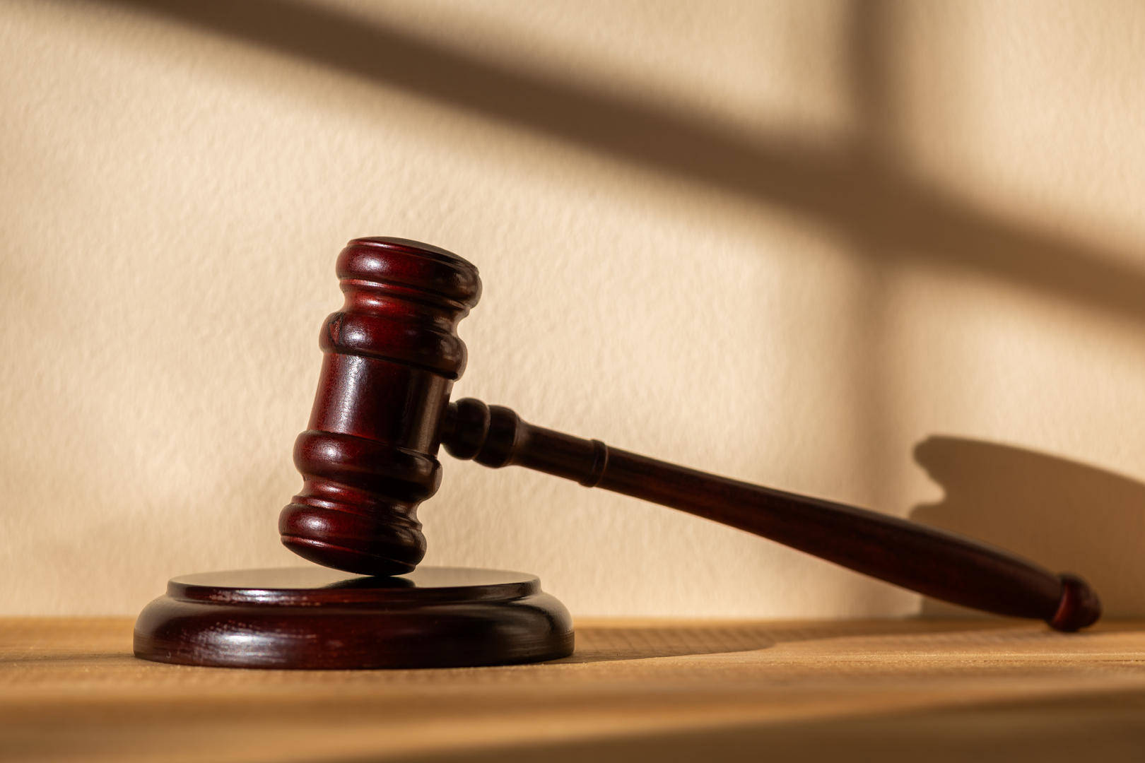 男子起诉银行兑付93万存款，银行称存折系员工伪造 法院裁定：员工存犯罪嫌疑，驳回起诉