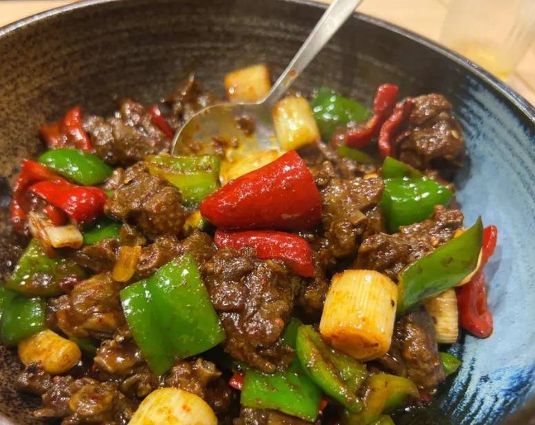 葱爆羊肉是先炒葱还是炒羊肉，学会这“5技巧”，羊肉鲜嫩不膻腥