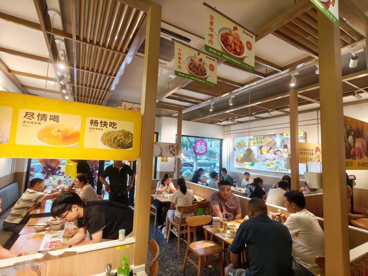 现炒需求崛起，中式快餐加盟赛道分化：预制模式与现炒模式如何选择